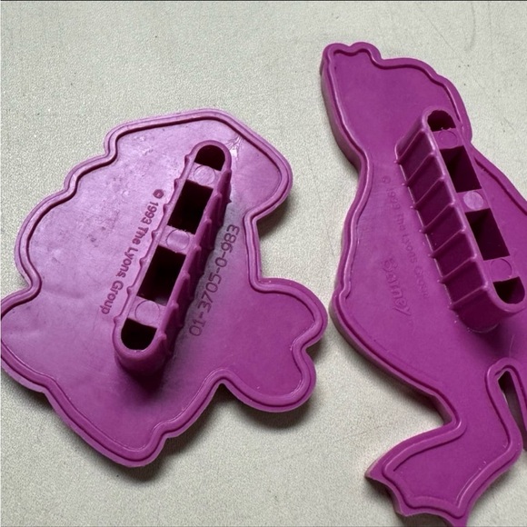 Vintage 1993 Barney the Dinosaur & Crab Purple Plastic Cookie Cutter Set - Picture 7 of 8